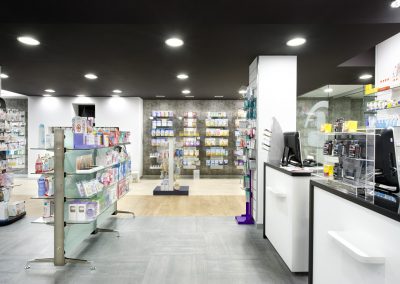 Interior de la Farmacia Barris