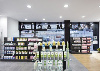 Interior de la Farmacia Barris