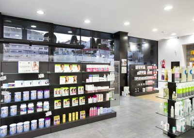 Interior de la Farmacia Barris